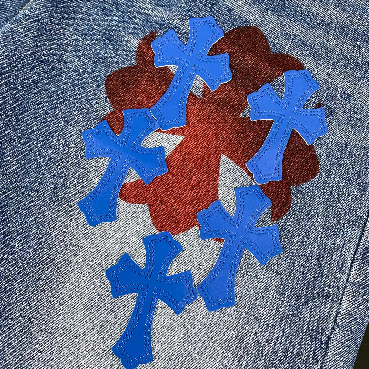 🅿️280 Chrome Hearts Chrome Hearts 24SS cross Sanskrit limited edition graffiti printed leather jeans. 💙Among Chrome Hearts’ many trousers, its color is unique and attracts people at first glance. It is made of beaded canvas fabric and has been washed with heavy water. The upper body is very textured, crisp and stylish, and will not collapse at all. The three-dimensional cut of the pants has a first-class effect in modifying the shape of the legs. It can be easily controlled by any figure, and you can instantly become a street trendy person when you put it on.  🔩Customized hardware, full of texture, every detail is done to the extreme. The thick beaded canvas fabric becomes soft and skin-friendly after washing, and has excellent breathability, making it comfortable to wear all day long. Customized small leather label, unique design, simple yet elegant, exquisite workmanship, neat wiring, every detail demonstrates quality and style.  These pants are gender-neutral and can be worn by both men and women, easily creating a sense of fashion. Pair them with a T-shirt or sweatshirt and you can easily go out and hit the streets. 🔵Classic blue, always a fashion favorite, suitable for any style of wear.  Size from 28 to 34 (corresponding to S-XL)